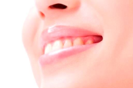 女性の口元