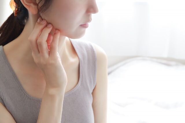顎に手をあてる女性 顎に手をあてる女性